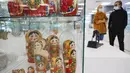 Orang-orang yang memakai masker mengunjungi pameran kesenian rakyat tradisional Rusia di Moskow, Rusia, 4 Oktober 2020. Lebih dari 1.000 karya seni tradisional Rusia buatan produsen kerajinan terkemuka dipamerkan di acara tersebut. (Xinhua/Alexander Zemlianichenko Jr)