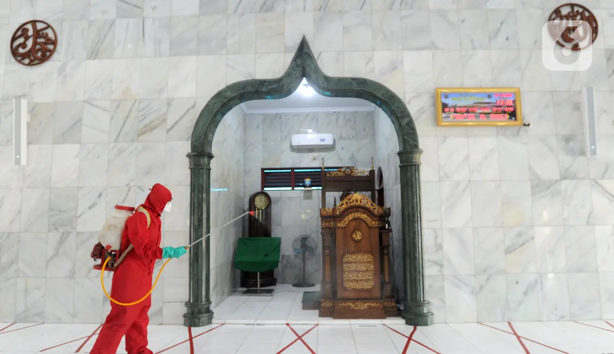 Penyemprotan cairan disinfektan di rumah ibadah di kawasan RW 015, Srengseng Sawah, Jakarta, Sabtu (26/12/20220). Setiap harinya, petugas pemadam kebakaran berkeliling memenuhi permintaan warga untuk menyemprotkan disinfektan guna memutus penyebaran Covid-19. (merdeka.com/Arie Basuki)