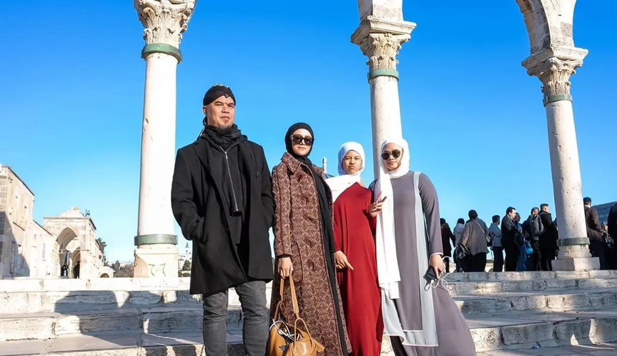 Keberadaan keluarga selebriti ini di Palestina pun langsung mencuri perhatian banyak netizen. Bahkan, tak sedikit pula yang memuji kekompakan keluarga kecil Ahmad Dhani dan Mulan Jameela. (Liputan6.com/IG/@mulanjameela1)