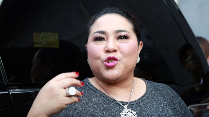 Wanita bernama asli Tri Retno Prayudati pernah menderita penyakit kista dan miom. Beberapa waktu lalu ia pun harus menjalani perawatan medis karena kram otak. Ia pun sempat merasakan depresi karena hal itu. (Deki Prayoga/Bintang.com)