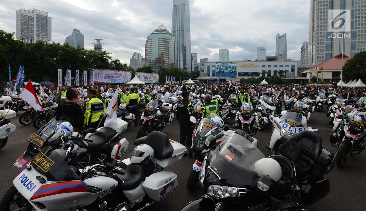 Anggota polisi dengan motor gede bersiap mengikuti kegiatan Millennial Road Safety Festival di Jalan Sudirman, Jakarta, Sabtu (16/3). Ribuan komunitas motor touring bersama sebagai puncak Millennial Road Safety Festival. (merdeka.com/Imam Buhori)