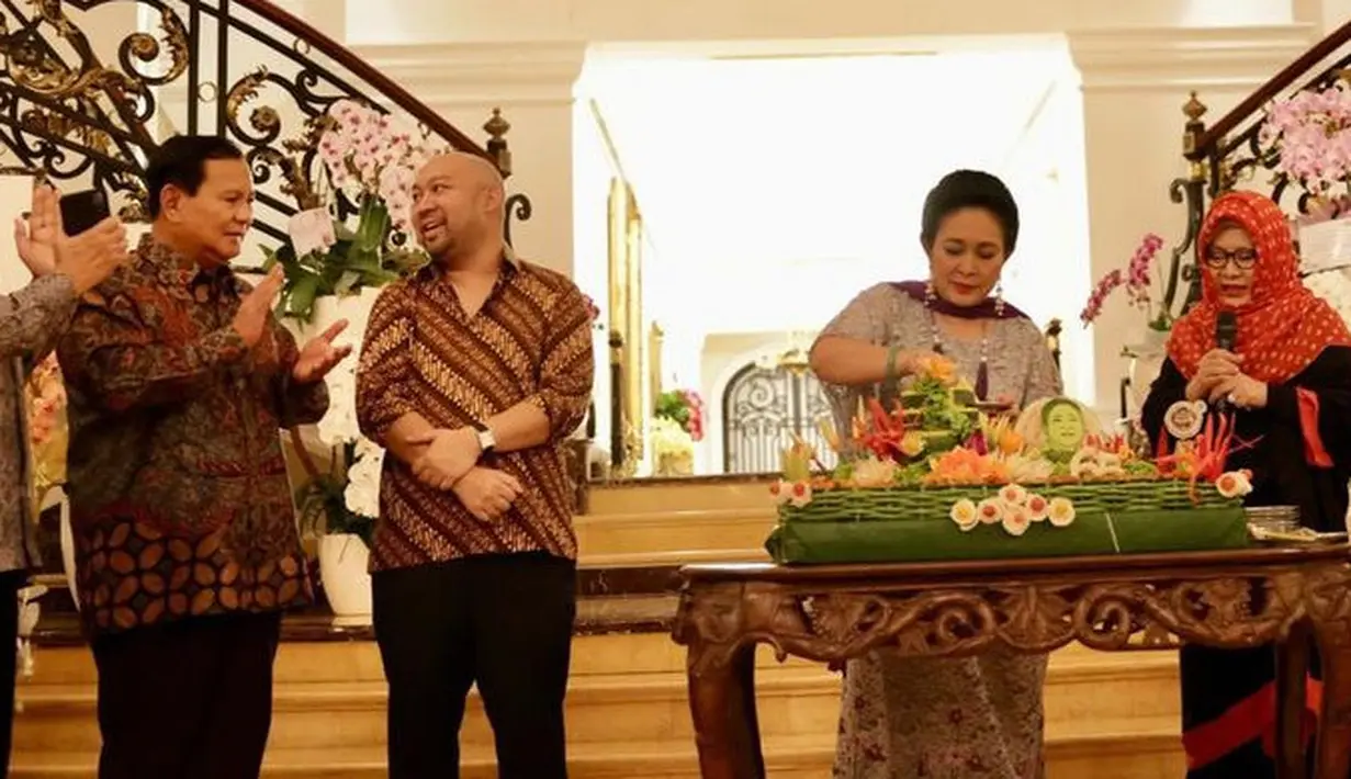 Sementara itu, Prabowo mengenakan kemeja lengan panjang batik dipadukan celana hitam panjangnya.  [@prabowo]