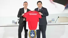 Pengangkatan Herdman sebelumnya telah lebih dulu diumumkan melalui media sosial federasi pada 3 Januari 2026 silam. Tampak dalam foto, Pelatih kepala baru tim nasional sepak bola Indonesia, John Herdman (kiri), dan Ketua Persatuan Sepak Bola Seluruh Indonesia (PSSI), Erick Thohir memegang jersey saat konferensi pers di Jakarta, Selasa 13 Januari 2026. (AP Photo/Achmad Ibrahim)