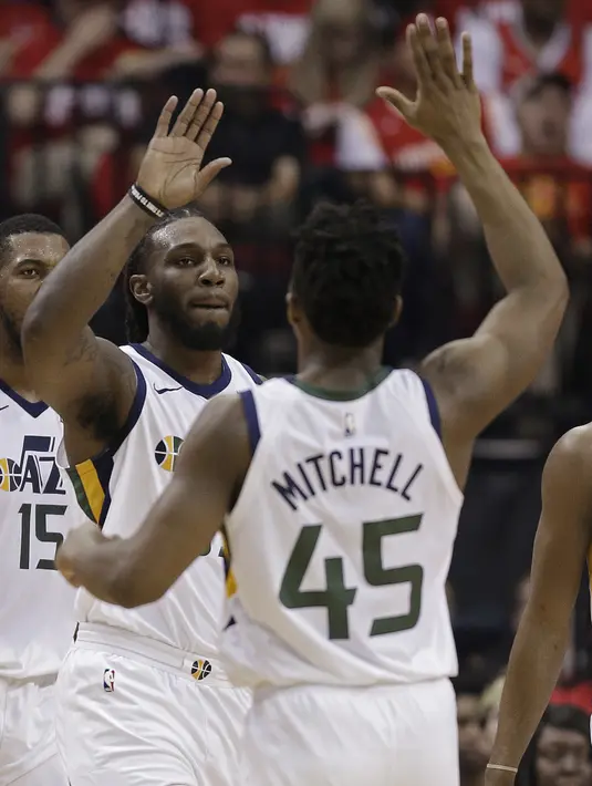 Para pemain Utah Jazz merayakan keberhasilan mencetak poin saat melawan Houston Rockets pada playoff game kedua NBA basketball di Toyota Center, Houston, (2/5/2018). Utah Jazz menang 116-108. (AP/Eric Christian Smith)