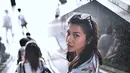 Baru saja resmi menikah dengan suaminya yang baru, Dita sempat menikmati momen serunya berada di Singapura. Namun saat ini ia pun sudah pulang kembali ke Indonesia. Saat tiba di bandara ia pun merima banyak kado pernikahan dari saudara-saudaranya. (Liputan6.com/IG/@fakhranaaa)