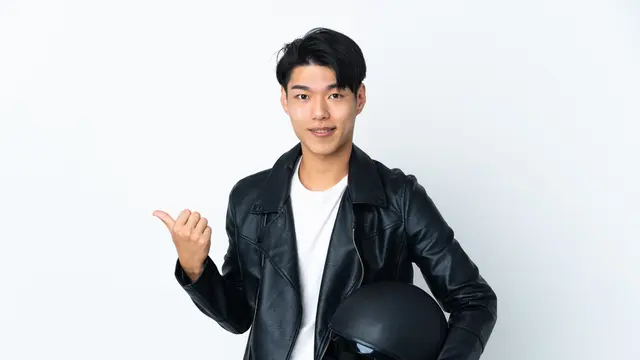 pria tampan jaket kulit bawa helm