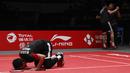 Ganda putra Indonesia  Mohammad Ahsan/Hendra Setiawan berselebrasi usai mengalahkan Hiroyuki Endo/Yuta Watanabe dari Jepang pada final BWF World Tour Finals 2019 di Tianhe Gymnasium, Guangzhou (15/12/2019).  Indonesia sukses membawa pulang satu gelar juara melalui Hendra/Ahsan.  (AP Photo/Andy Wong)