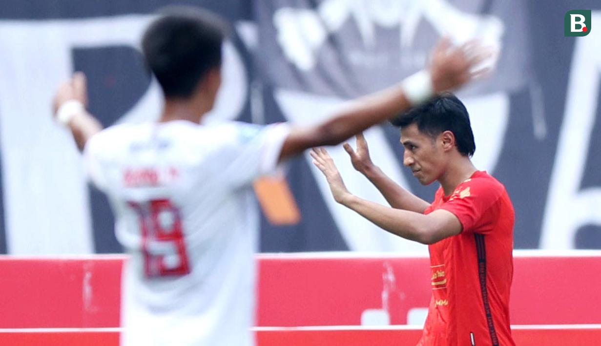 Pemain Persija Jakarta, Hanif Sjahbandi, tidak melakukan selebrasi setelah mencetak gol ke gawang Arema FC pada lanjutan BRI Liga 1 2023/2024 di Stadion Patriot Chandrabhaga, Kota Bekasi, Minggu (20/08/2023). Kedua tim bermain imbang 2-2. (Bola.com/M Iqbal Ichsan)