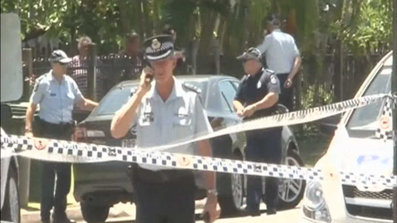Polisi berjaga adi depan rumah lokasi penikaman massal di Cairs, Australia. (Reuters)