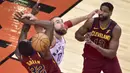 Pemain Raptors, Jonas Valanciunas (tengah) mencoa melewati adangan dua pemain Cavaliers  pada laga NBA basketball playoffs Eastern Conference semifinal di Air Canada Centre, (1/2/2018). Cavaliers menang 113-112. (Frank Gunn/The Canadian Press via AP)