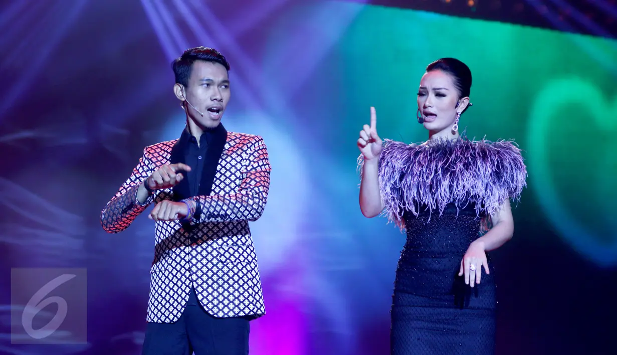 Cemen SUCA berjoget saat Zaskia Gotik bernyanyi saat di panggung Infotainment Awards 2016, Jakarta, Jumat (22/1/2016). Aksi Cemen dan Zaskia Gotik mampu menghibur penonton Infotainment Awards 2016. (Liputan6.com/Gempur M Surya)