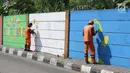 Petugas PPSU Kelurahan Kuningan Timur membuat lukisan mural bertema Asian Games 2018 di Jalan Perintis, Jakarta, Kamis (5/7). Mural tersebut untuk menyambut dan memeriahkan pelaksanaan Asian Games 2018. (Liputan6.com/Arya Manggala)