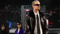 Romeo Beckham Eksis Jadi Model di Paris Fashion Week 2026, Didukung Keluarga Besar
