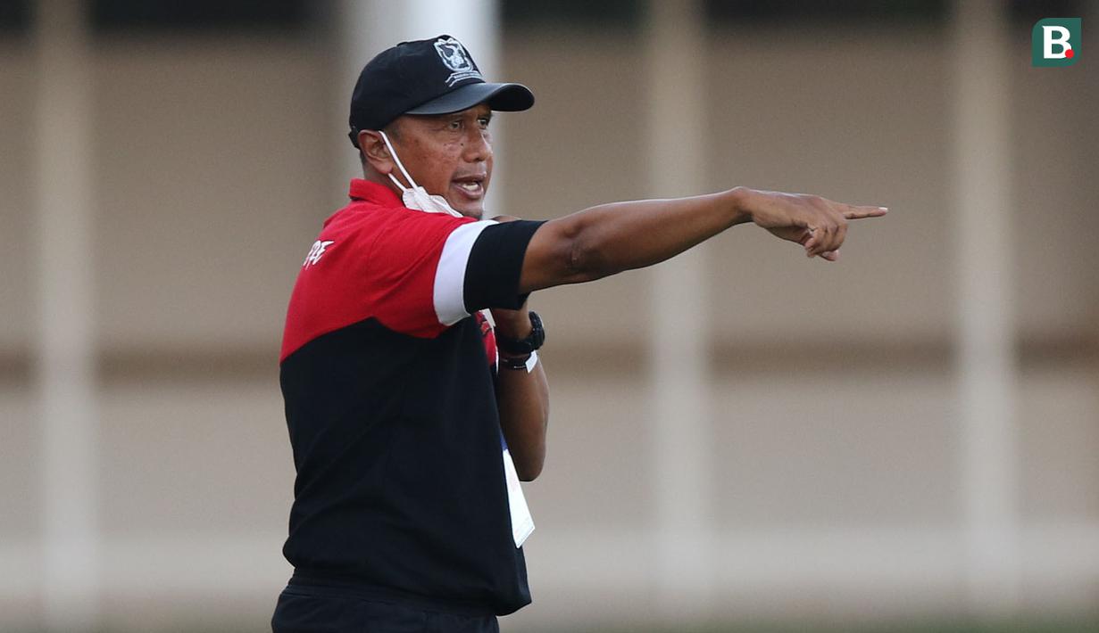 Rahmad Darmawan resmi mundur dari kursi kepelatihan Madura United pada Senin (8/11/2021). Ia tidak menjelaskan alasan mengapa dirinya mundur dari posisinya tersebut. Rentetan hasil buruk klub yang berjuluk Sappe Kerab tersebut didugan menjadi alasannya. (Bola.com/Bagaskara Lazuardi)