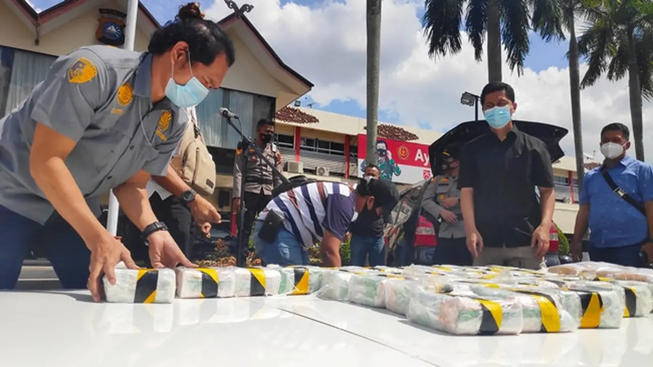 Barang bukti peredaran narkoba di Riau berupa 94 kilogram sabu sitaan Polda Riau.