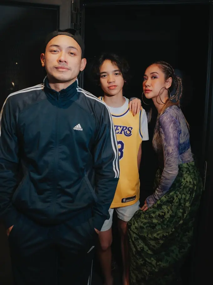 6 Gaya Hip-hop BCL Pakai Atasan Transparan dan Celana Baggy, Kompak dengan Tiko Aryawardhana dan Noah