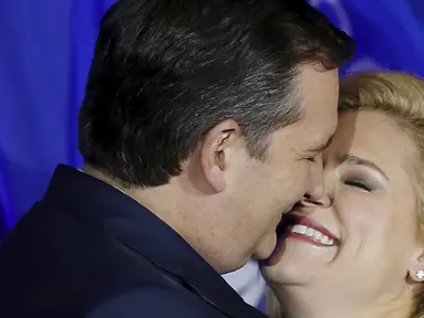 Calon presiden AS, Ted Cruz saat mencium istrinya Heidi saat melakukan kampanye  di Milwaukee , Wisconsin , Amerika Serikat , 5 April 2016. Cruz adalah anggota dari Partai Republik. (REUTERS / Jim Young)