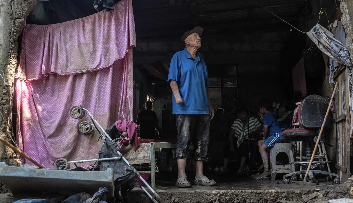 Sementara, 65 orang lainnya masih dilaporkan hilang. (Hector Quintanar/AFP)