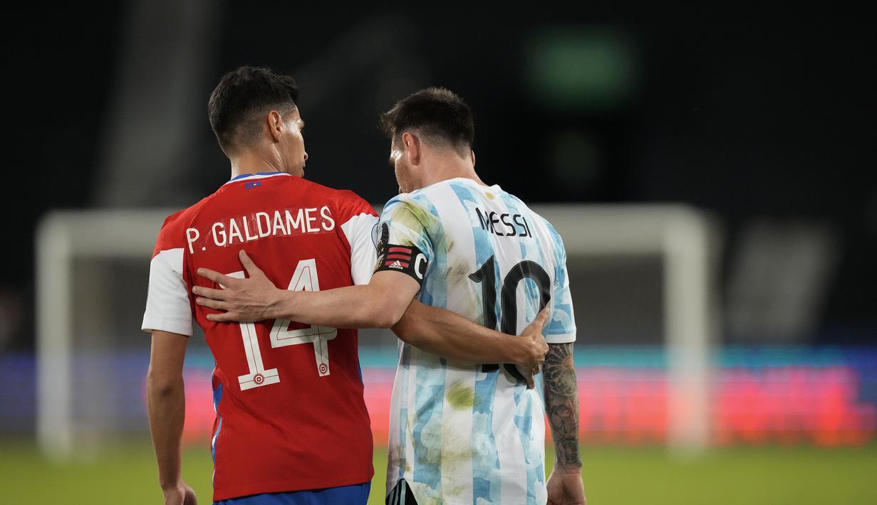Skor satu sama berakhir hinga babak ke dua usai. Argentina dan Chile sama-sama harus berbagi poin pada pertandingan ini. Saat ini, Argentina menempati peringkat ke dua klasemen sementara di bawah Paraguay. (Foto: AP/Ricardo Mazalan)