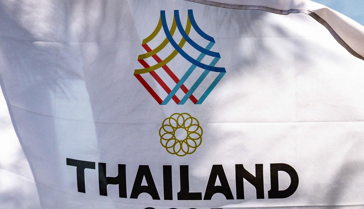 Sepuluh cabang olahraga dengan potensi 109 medali emas tersebut adalah tinju, pencak silat, sepak bola, catur, judo, kabaddi, karate, gulat, petanque, dan wushu. Tampak dalam foto, bendera SEA Games ke-33 2025 terlihat di luar Stadion Nasional Rajamangala, Bangkok, Thailand pada Jumat 28 November 2025. (Chanakarn Laosarakham/AFP)