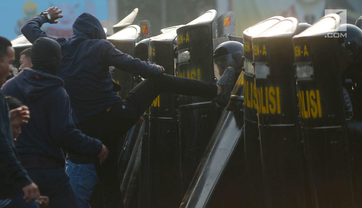 Petugas kepolisian menghadang perusuh dalam apel pengamanan Asian Games 2018 di Lapangan Ditlantas Polda Metro Jaya, Jakarta, Selasa (31/7). (Merdeka.com/Imam Buhori)