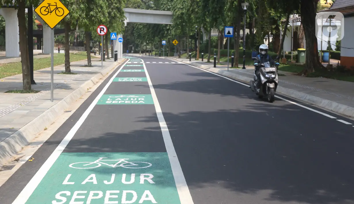 Jalur sepeda yang tersedia di kawasan Taman Mini Indonesia Indah, Jakarta, Rabu (28/9/2022). . Menurut Ketua Satgas Percepatan Infrastruktur G20 Achmad Gani Ghazaly Akman, untuk penataan kawasan pedestrian dan penanganan jalan kawasan TMII telah mencapai 100 persen. (Liputan6.com/Herman Zakharia)