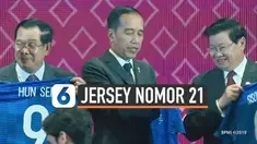 Presiden Republik Indonesia (RI), Joko Widodo (Jokowi) mendapat jersey bernomor punggung 21 dari FIFA. Itu terlihat dalam acara penandatanganan Nota Kesepahaman (MoU) antara ASEAN dan FIFA.