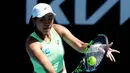 Kali ini petenis andalan Indonesia itu mengejutkan pencinta tenis dunia dengan menyingkirkan Leylah Fernandez dari Kanada dalam babak pertama Australia Open 2026. Tampak dalam foto, petenis Indonesia Janice Tjen memukul bola balasan dari petenis Kanada Leylah Fernandez selama pertandingan tunggal putri hari ketiga turnamen tenis Australia Terbuka di ANZ Arena, Melbourne Park, pada 20 Januari 2026. (DAVID GRAY/AFP)