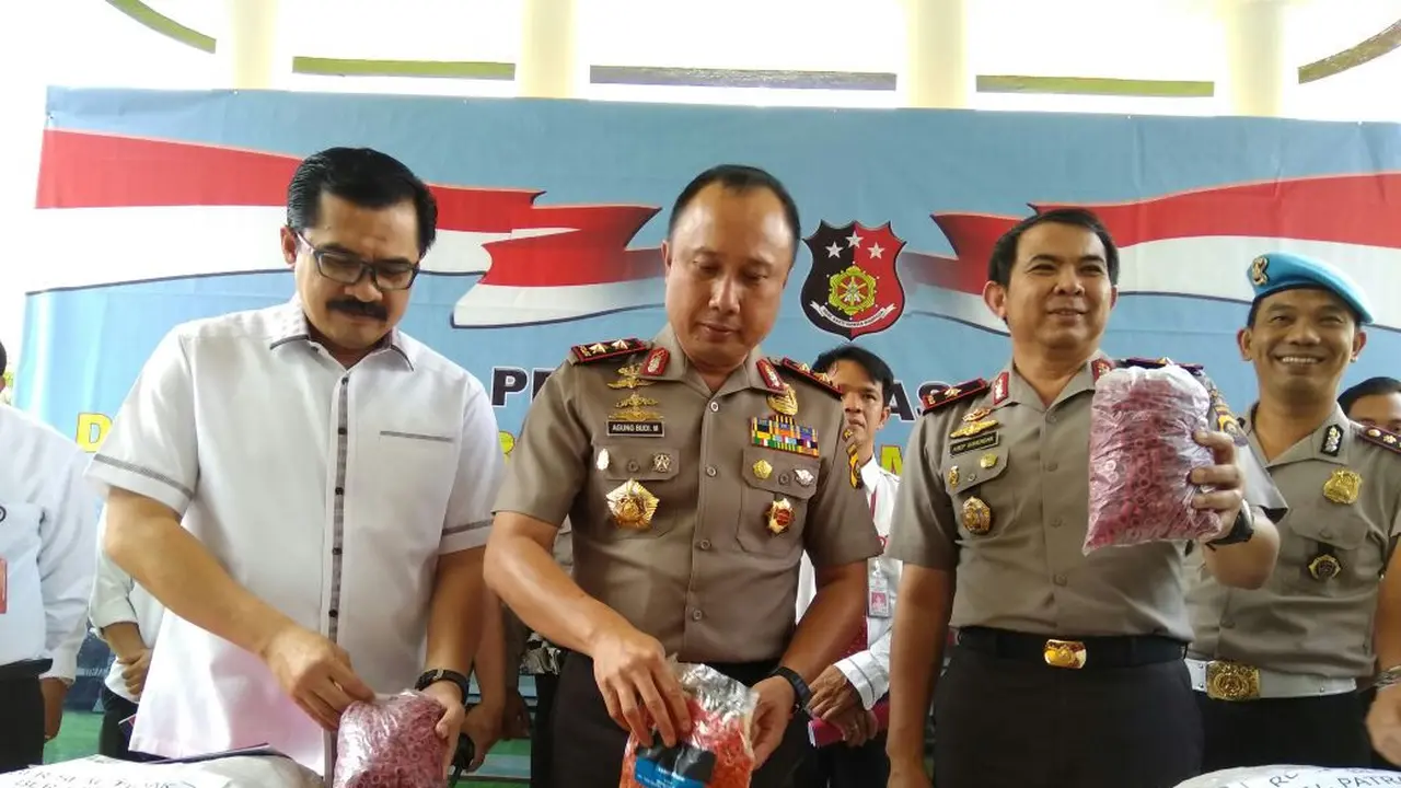 Kapolda Sumsel Irjen Pol Agung Budi Maryoto saat menunjukkan barang bukti karet tabung gas non SNI (Liputan6.com / ist - Nefri Inge)
