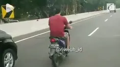 Seorang pengendara motor nekat melaju tanpa helm di dalam jalan tol menuju Bandara Soekarno Hatta.
