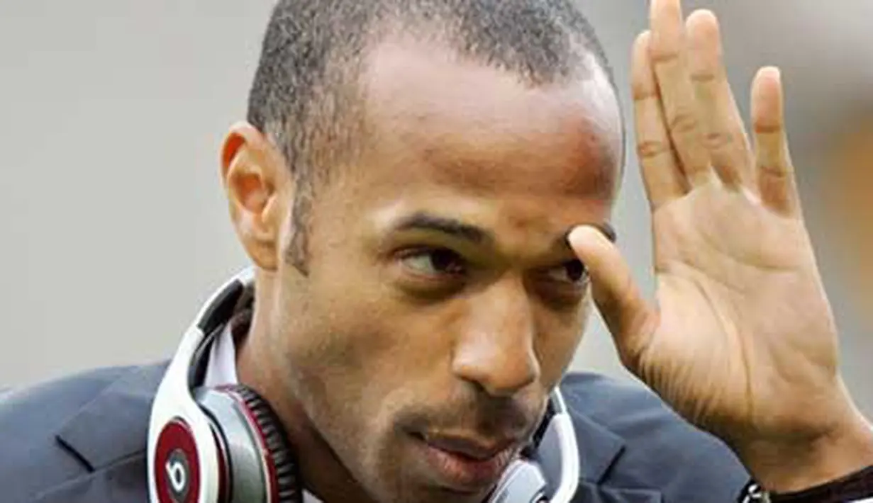 Isyarat kapten Prancis Thierry Henry sebelum laga persahabatan jelang PD 2010 melawan Kosta Rika di Bollaert Stadium, Lens, 26 Mei 2010 on May 26, 2010. AFP PHOTO / FRANCK FIFE