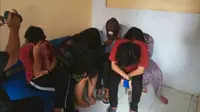 Polisi menggelandang enam remaja dari hotel, diduga pesta narkoba (Liputan6.com / Fauzan )