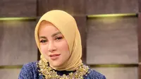 Tak hanya mendapatkan dukungan daripara netizen, beberapa artis pun mendukung keputusan Olla untuk berhijab. Pesonanya justru semakin terpancar saat gunakan hijab berwarna kuning dengan balutan baju bermotif gelap ini. (Liputan6.com/IG/@ollaramlanaufar)