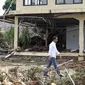 Presiden Joko Widodo atau Jokowi meninjau lokasi terdampak tsunami Selat Sunda di Carita, Banten, Senin (24/12). Usai meninjau dampak tsunami, Jokowi langsung menuju Puskesmas dan pengungsian. (Liputan6.com/Angga Yuniar)