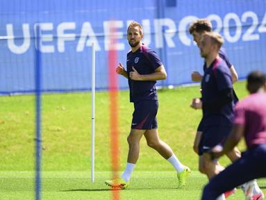 Penyerang Inggris Harry Kane menghadiri sesi Latihan menjelang laga final Euro 2024, di Blankenhain, Jerman, Sabtu (13/7/2024). (Robert Michael/dpa via AP)