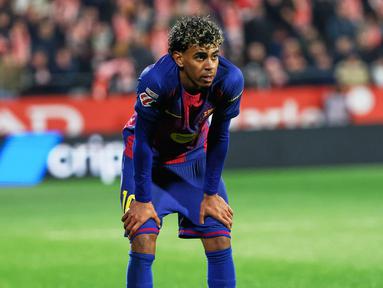 Pemain Barcelona, Lamine Yamal, tampak lesu setelah ditaklukkan Girona pada pekan ke-24 La Liga di Stadion Montilivi, Selasa (17/2/2026). (AP Photo/Joan Monfort)