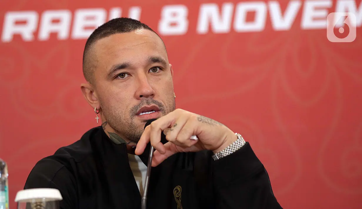 Untuk diketahui, Radja Nainggolan pernah bermain untuk Piacenza Calcio, Cagliari, AS Roma, Inter Milan (2018-2021), dan kini bermain di SPAL (Serie C Italia). (Liputan6.com/Helmi Fithriansyah)