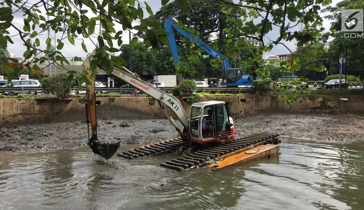 Alat berat digunakan untuk mengeruk lumpur dan sampah yang mengendap di anak Sungai Ciliwung, Jakarta, Jumat (26/1). Pengerukan dilakukan untuk mencegah pendangkalan sungai. (Liputan6.com/Immanuel Antonius)