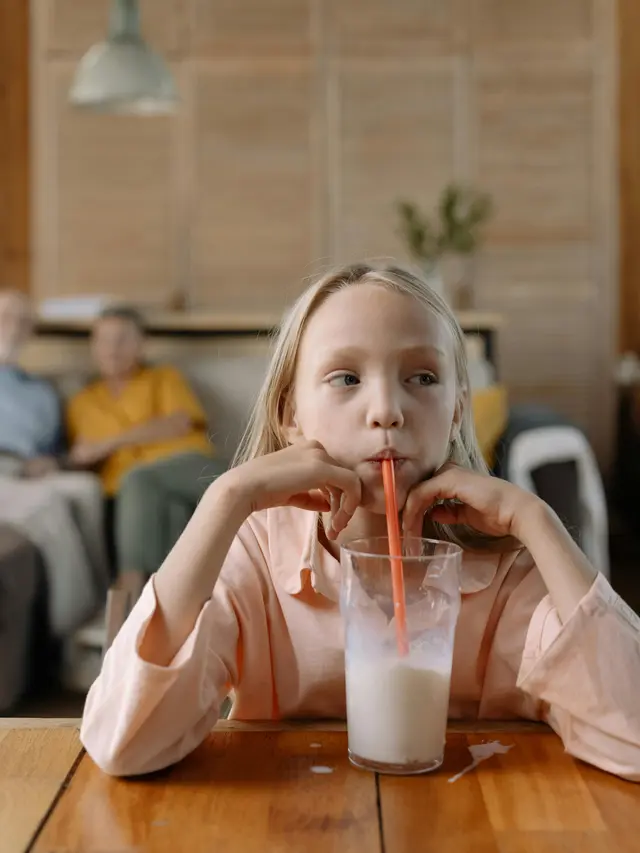 Contoh ilustrasi perempuan minum coconut milkshake