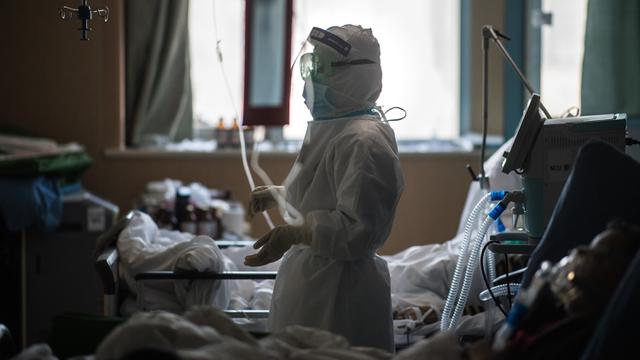 Petugas Medis Tangani Pasien Virus Corona di Ruang ICU RS Wuhan
