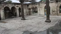 Kondisi Masjid Al Hidayah di Kampung Nagrog, Kecamatan Leles, Garut, Jawa Barat  setelah pembakaran yang dilakukan E, terduga Orang Dengan Gangguan Jiwa (ODGJ) Minggu (22/1/2023) lalu. (Liputan6.com/Jayadi Supriadin)