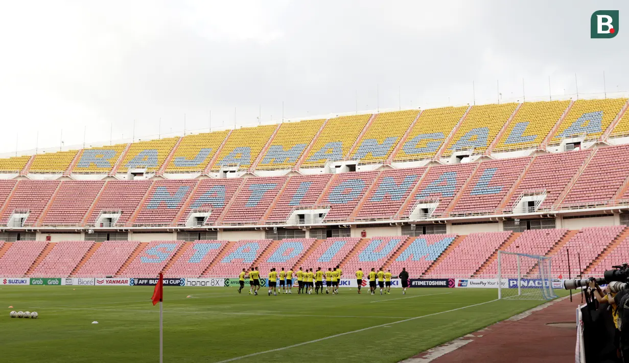 Suasana tampak dalam dari Stadion Rajamangala, Bangkok, Jumat (16/11). Stadion dengan kapasitas 49.722 kursi itu akan menggelar laga Piala AFF 2018 antara Thailand melawan Timnas Indonesia. (Bola.com/M. Iqbal Ichsan)