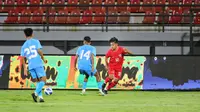 Bek Timnas Indonesia U-17 Fabio Azka Irawan saat mencoba melewati gelandang Timnas India U-17 Vishal Yadav dalam Laga uji coba di Stadion Kapten I Wayan Dipta pada Minggu (25/8/2024). (Bola.com/Alit Binawan)