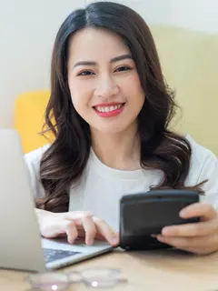 Ilustrasi perempuan mengatur keuangan. (c) havucvp@gmail.com/Depositphotos.com