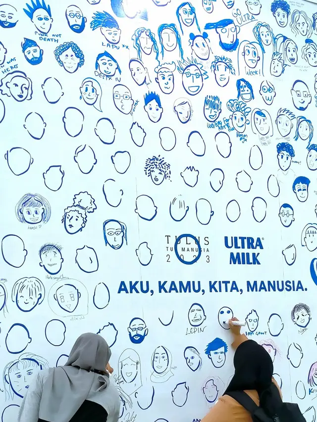 1000 mural ilustrasi wajah manusia di booth konser Tulus Tur Manusia 2023
