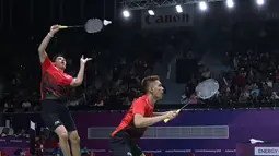 Ganda putra Indonesia, Fajar Alfian/M Rian Ardianto mengembalikan kok ke arah pemain India, Manu Attri/Sumeeth Reddy Buss pada perempat final Bulutangkis Beregu Putra Asian Games 2018 di Jakarta, Senin (20/8). (Liputan6.com/Helmi Fithriansyah)