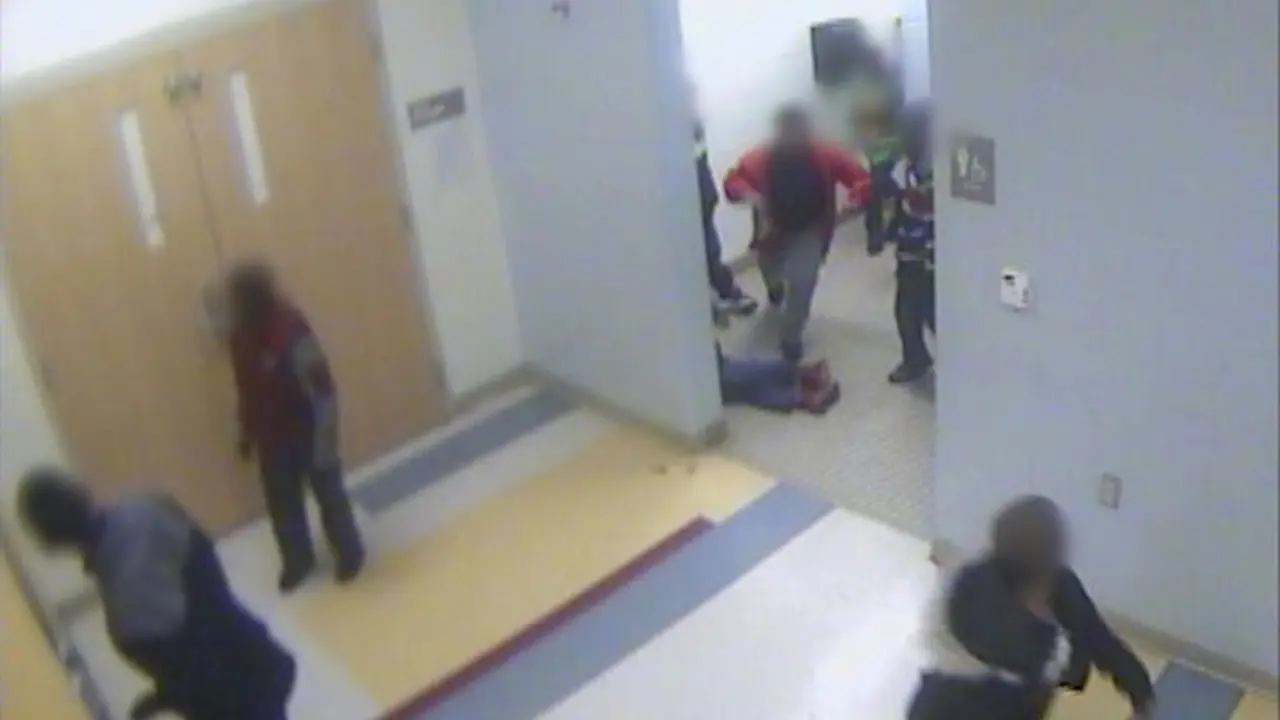 Aksi bully terekam di CCTV sekolah. Korban yang masih SD bunuh diri.