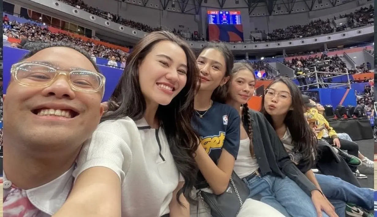 Mikha Tambayong pun hadir dengan t shirt basket warna hitam dipadukan celana putih dengan membawa mini bag Pradanya. [@aaliya.massaid]