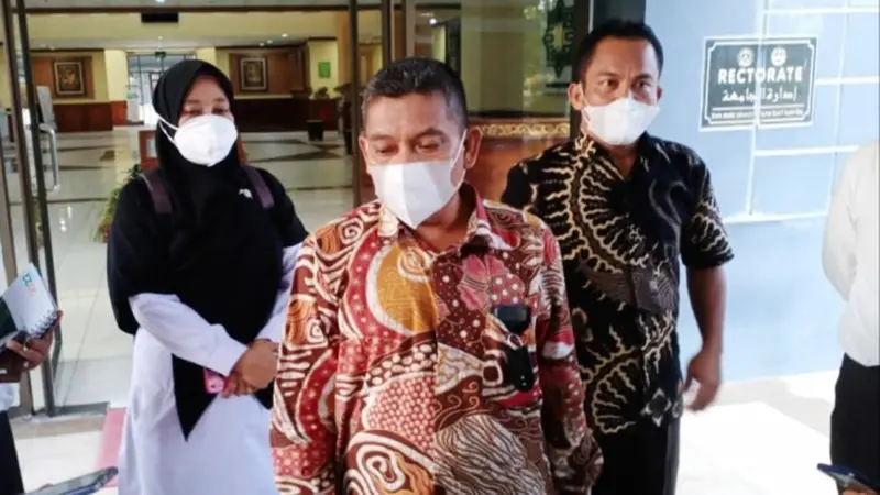 Dekan Fakultas Tarbiyah dan Keguruan UIN Suska Pekanbaru Kadar M Yusuf memberi keterangan soal viral tangkapan layar mahasiswi mesum saat kuliah online.