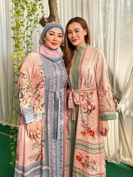 Aaliyah Massaid dan Reza Artamevia tampil kompak mengenakan dress print warna pink dipadukan motif floral yang membuat keduanya tampil anggun. [@aaliyah.massaid]